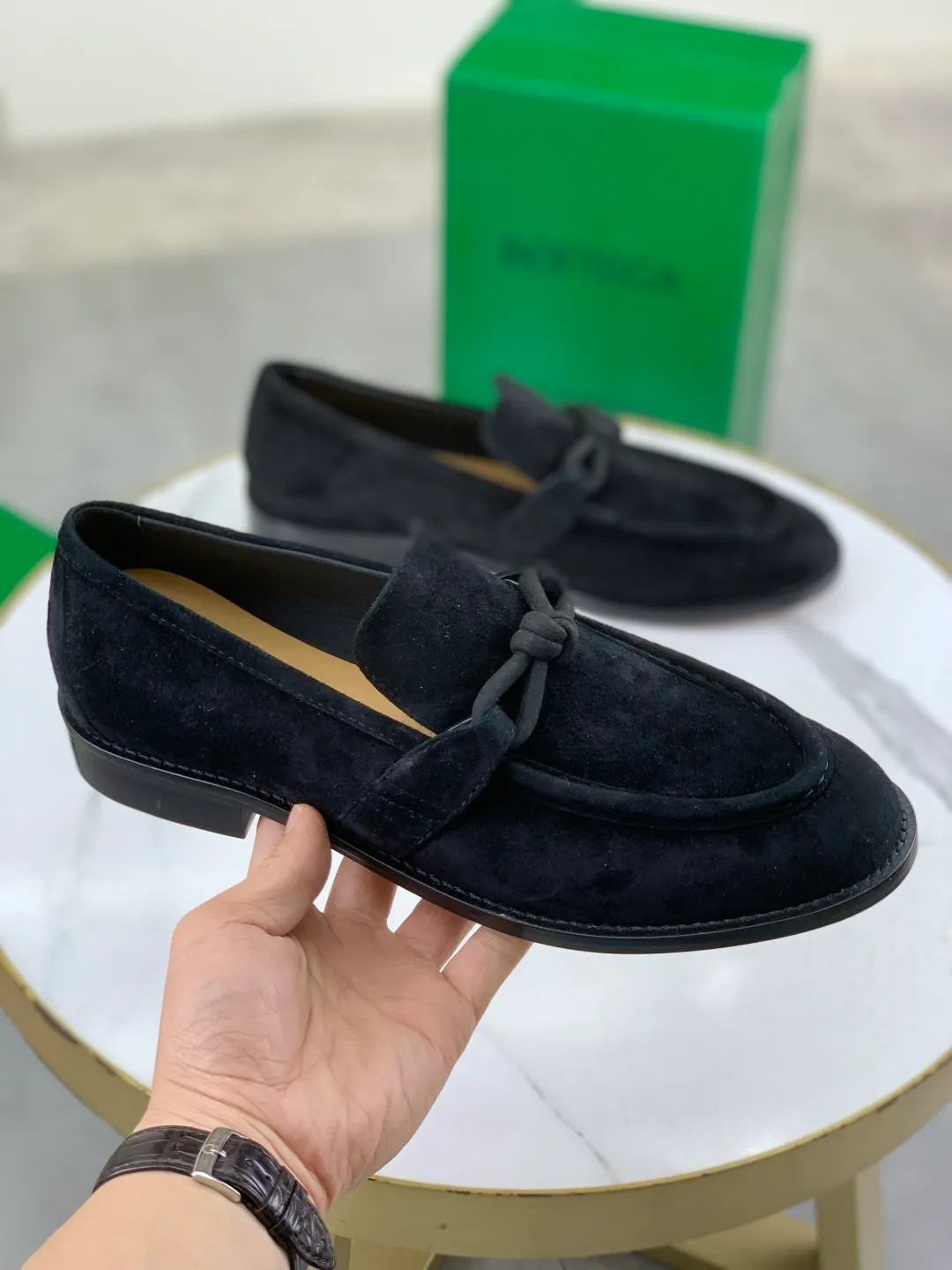 Men's shoes 💰P820 [New model] (genuine leather outsole) water-dyed cow lining 💰High-quality business couple leather shoes 💎💎💎 BOTTEGA VENETA official website synchronizes the latest top version of BV in the market, accept material comparison, shoe type comparison, process comparison, practical and textured, versatile and suitable for any occasion, the more you look at it, the more flavorful it becomes. Purely hand-knitted craftsmanship - Upper material, calfskin imported from Italy 🇮🇹 - High-quality water-dyed cowhide lining - Original private model customized leather outsole -Size: Female 35-39 (40 ordered) Male 39-44 (38 45 can be customized) Color: Multiple colors available